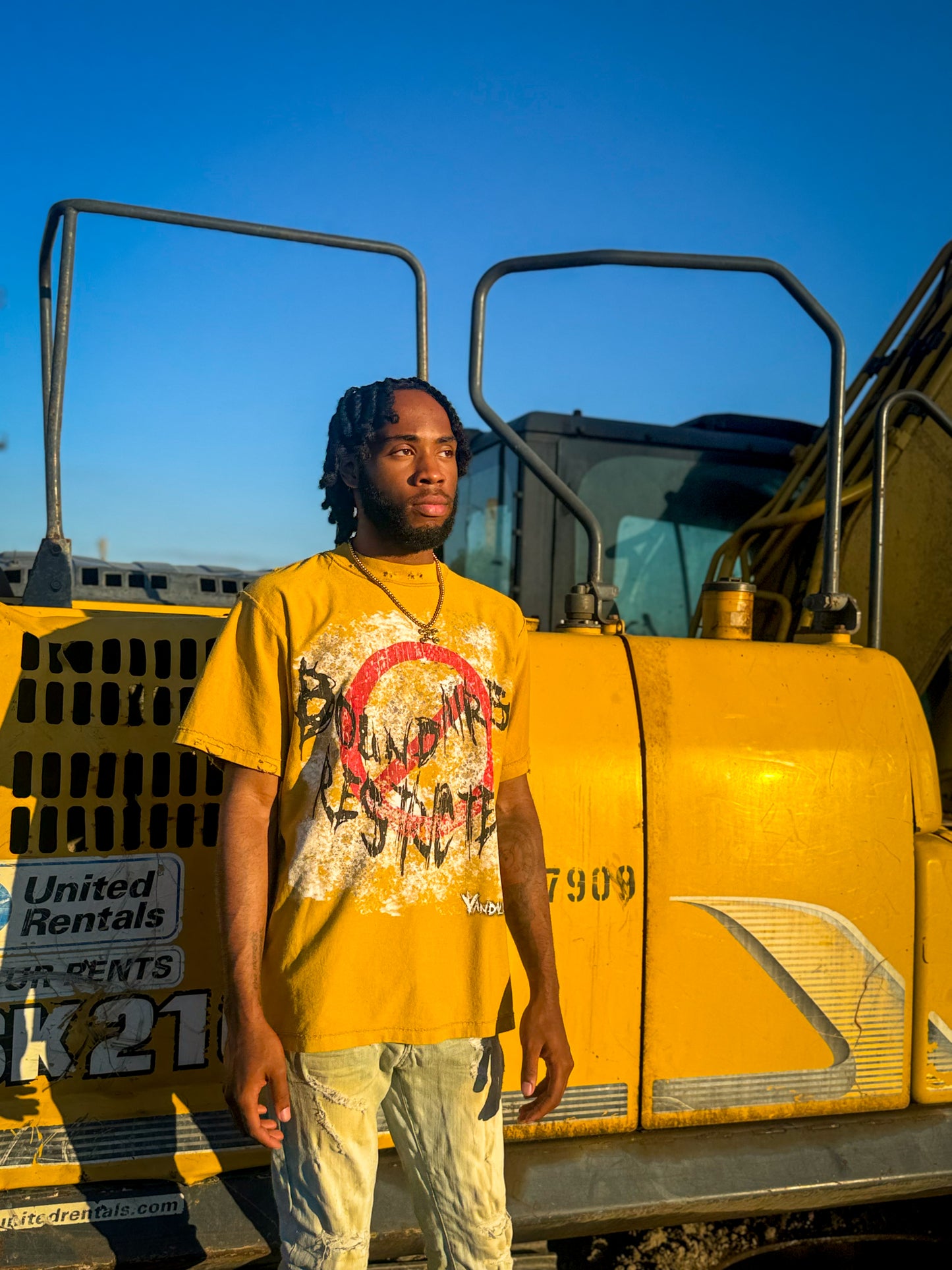 BOUNDAIRES RESTRICTED TEE(MUSTARD)